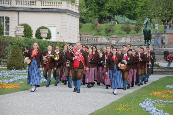 Fischermusik Liefering Einmarsch der Fischermusik Liefering in den Mirabellgarten zum Auftakt des Promenadenkonzertes.